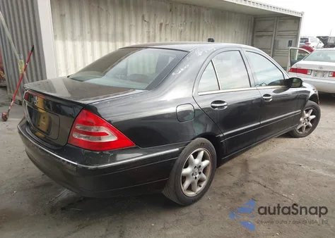 2003 Mercedes-Benz C 240 z USA, uszkodzony, nr VIN WDBRF61J43E013341